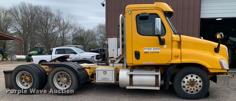 image for item LI9223 2011 Freightliner Cascadia  semi truck