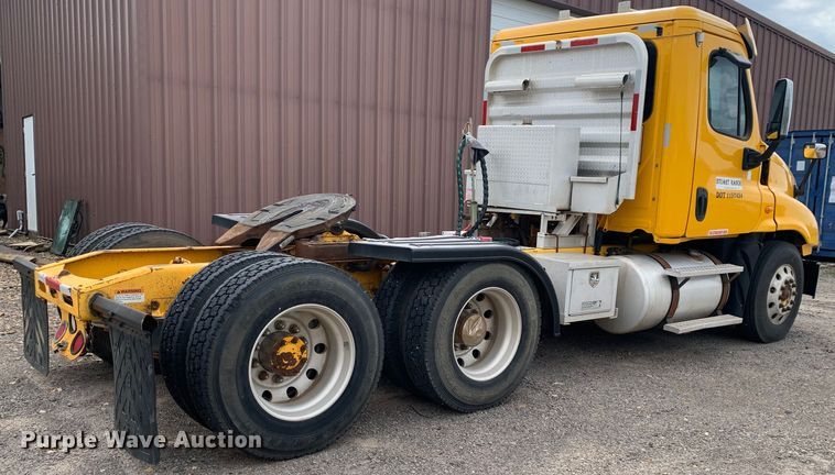 image for item LI9223 2011 Freightliner Cascadia  semi truck