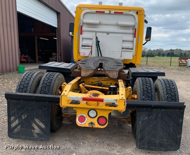 image for item LI9223 2011 Freightliner Cascadia  semi truck