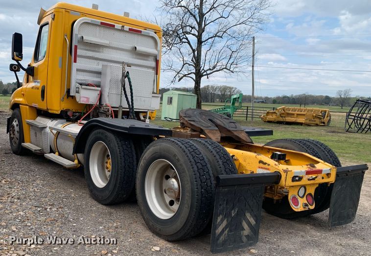 image for item LI9223 2011 Freightliner Cascadia  semi truck