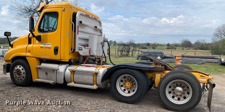 image for item LI9223 2011 Freightliner Cascadia  semi truck