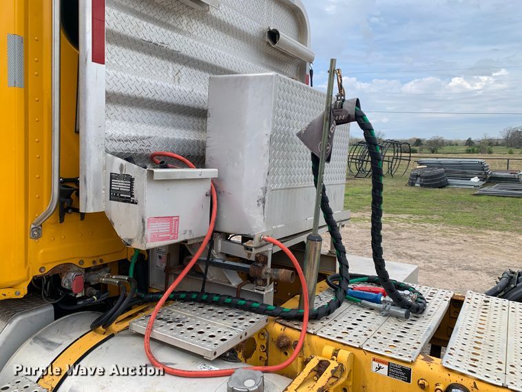 image for item LI9223 2011 Freightliner Cascadia  semi truck