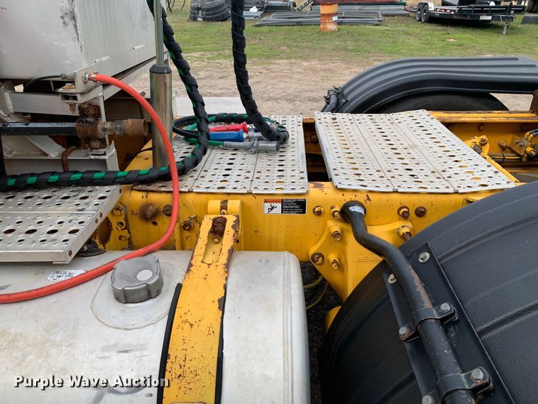 image for item LI9223 2011 Freightliner Cascadia  semi truck