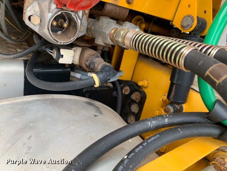 image for item LI9223 2011 Freightliner Cascadia  semi truck