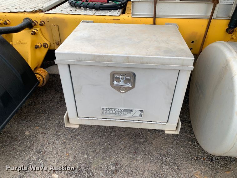 image for item LI9223 2011 Freightliner Cascadia  semi truck