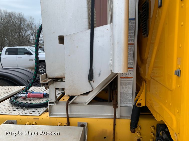 image for item LI9223 2011 Freightliner Cascadia  semi truck