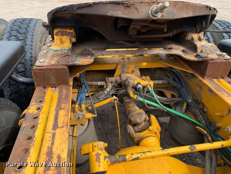 image for item LI9223 2011 Freightliner Cascadia  semi truck