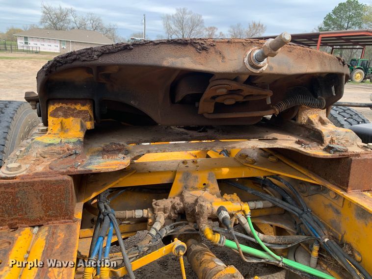 image for item LI9223 2011 Freightliner Cascadia  semi truck