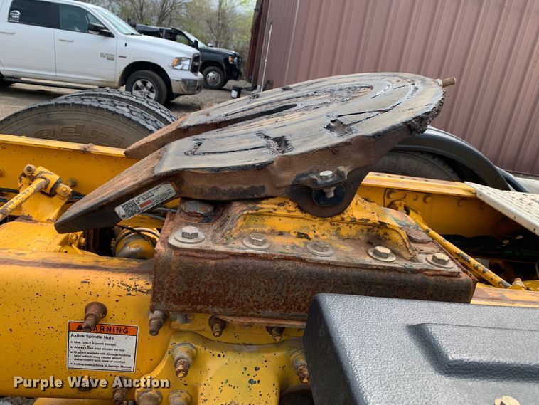 image for item LI9223 2011 Freightliner Cascadia  semi truck