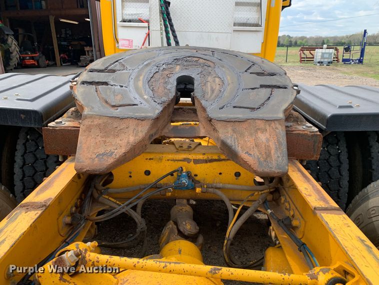 image for item LI9223 2011 Freightliner Cascadia  semi truck