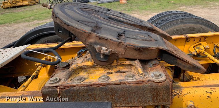 image for item LI9223 2011 Freightliner Cascadia  semi truck