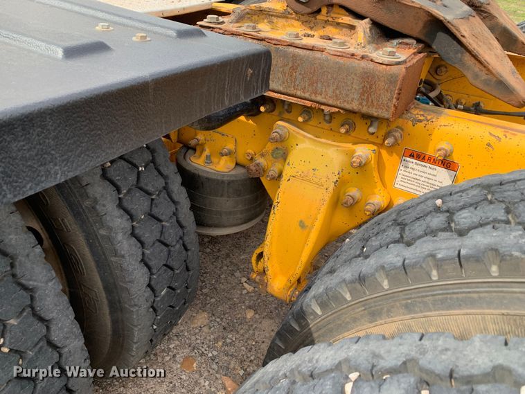 image for item LI9223 2011 Freightliner Cascadia  semi truck