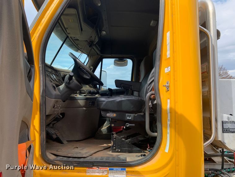 image for item LI9223 2011 Freightliner Cascadia  semi truck