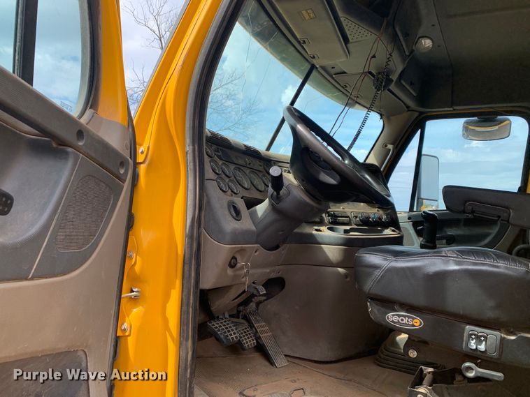 image for item LI9223 2011 Freightliner Cascadia  semi truck