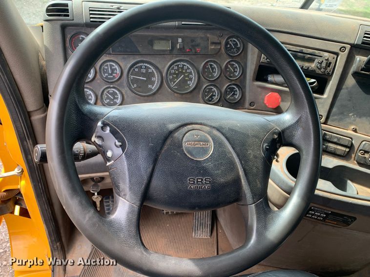 image for item LI9223 2011 Freightliner Cascadia  semi truck