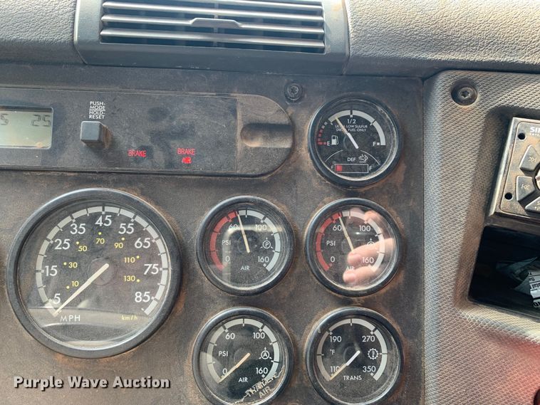 image for item LI9223 2011 Freightliner Cascadia  semi truck