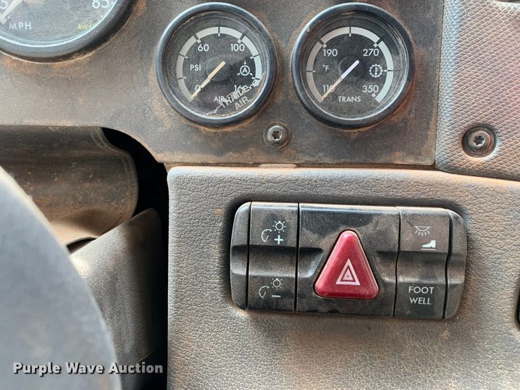 image for item LI9223 2011 Freightliner Cascadia  semi truck