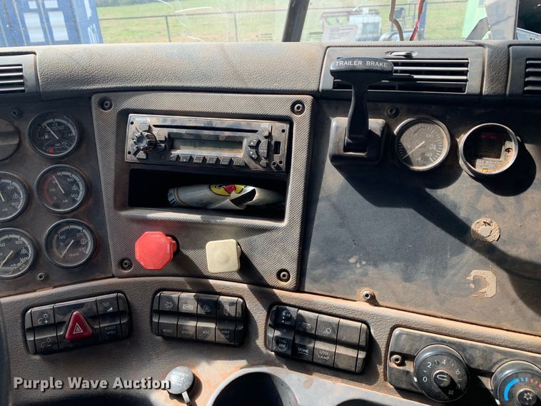 image for item LI9223 2011 Freightliner Cascadia  semi truck