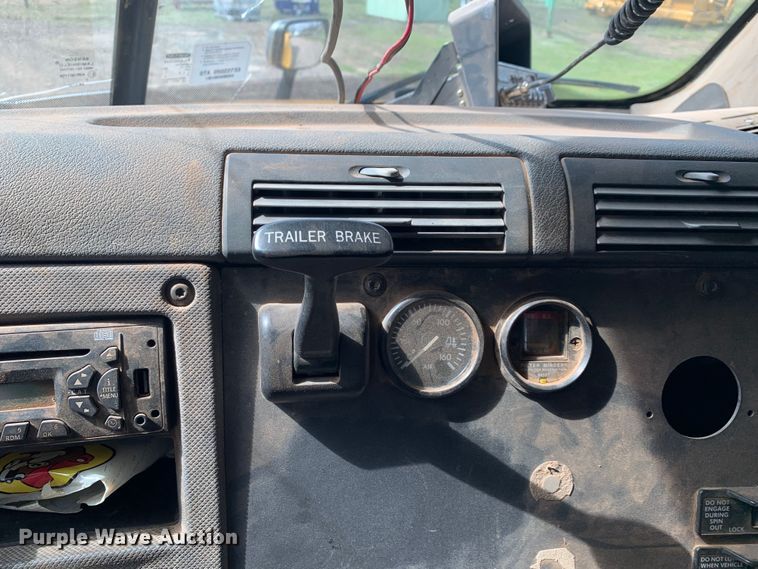 image for item LI9223 2011 Freightliner Cascadia  semi truck