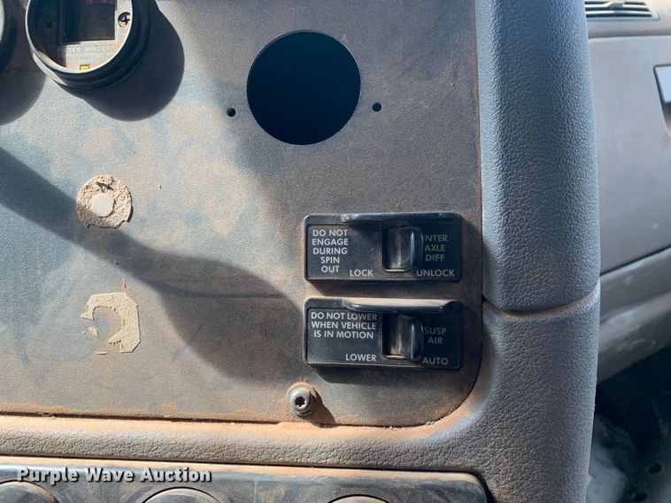 image for item LI9223 2011 Freightliner Cascadia  semi truck