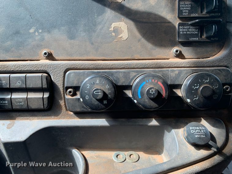 image for item LI9223 2011 Freightliner Cascadia  semi truck