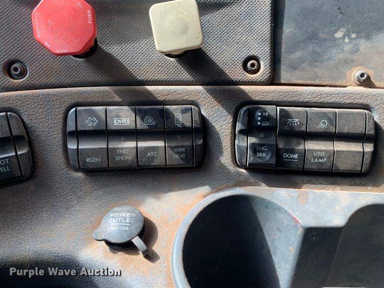 image for item LI9223 2011 Freightliner Cascadia  semi truck