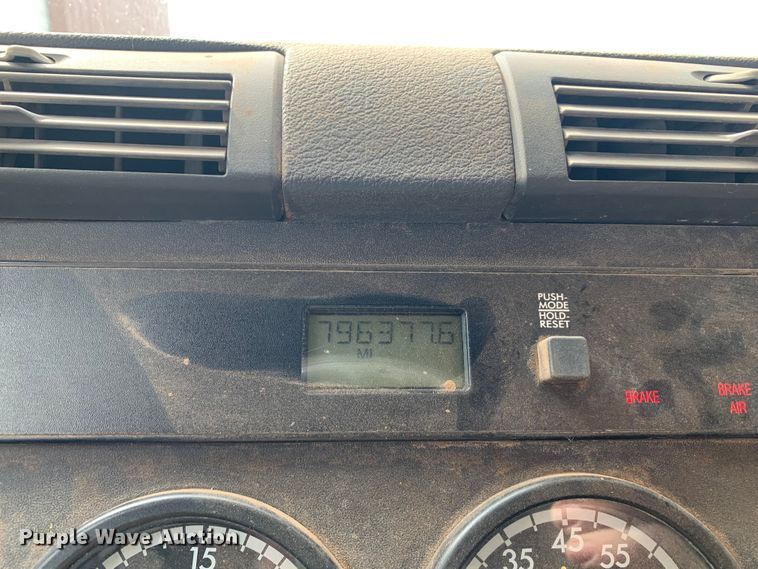 image for item LI9223 2011 Freightliner Cascadia  semi truck