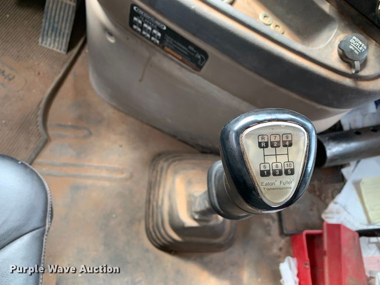 image for item LI9223 2011 Freightliner Cascadia  semi truck