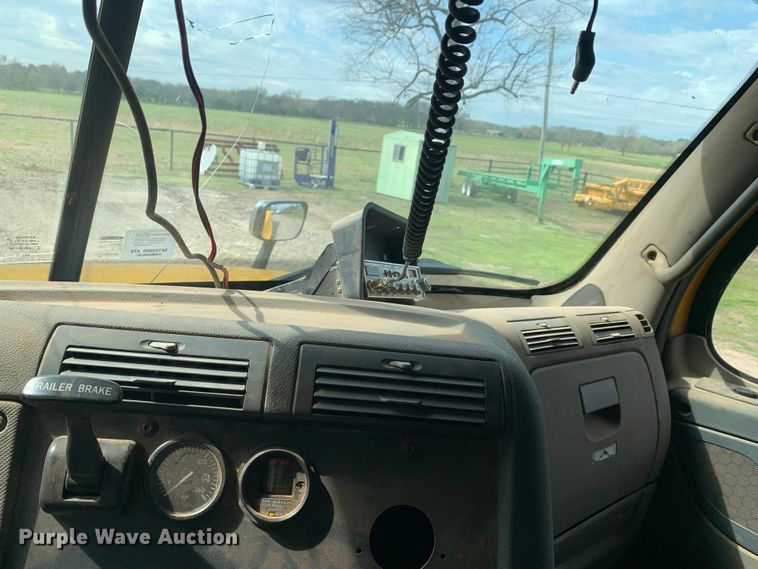 image for item LI9223 2011 Freightliner Cascadia  semi truck