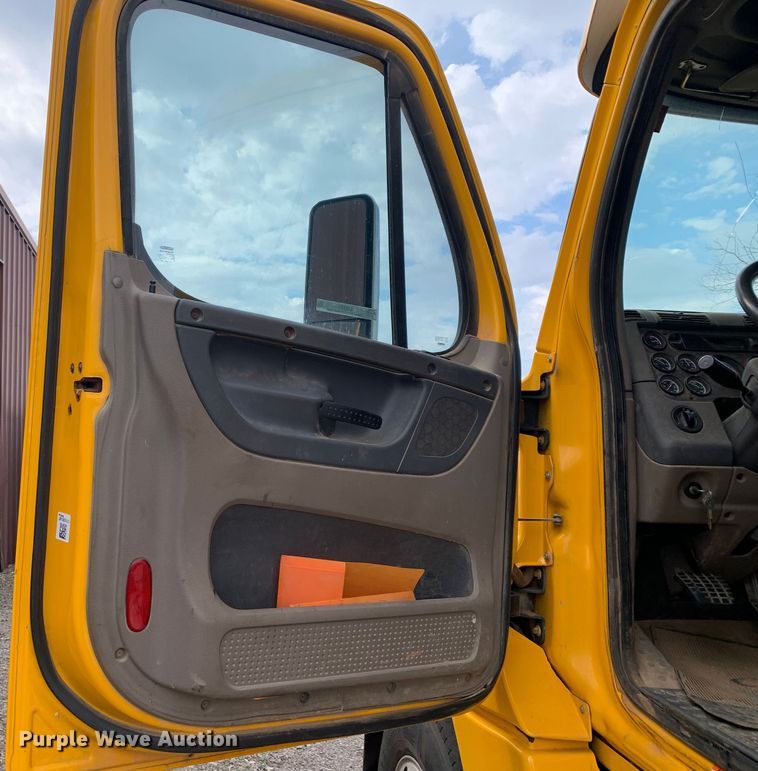 image for item LI9223 2011 Freightliner Cascadia  semi truck