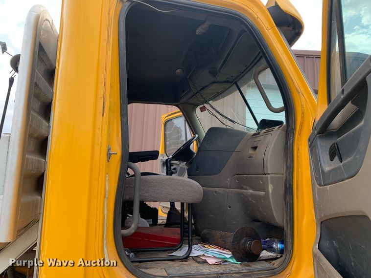 image for item LI9223 2011 Freightliner Cascadia  semi truck