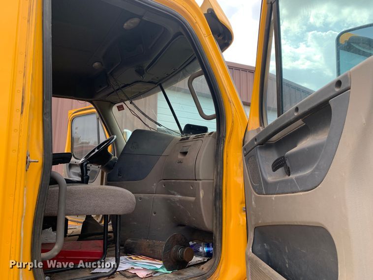 image for item LI9223 2011 Freightliner Cascadia  semi truck