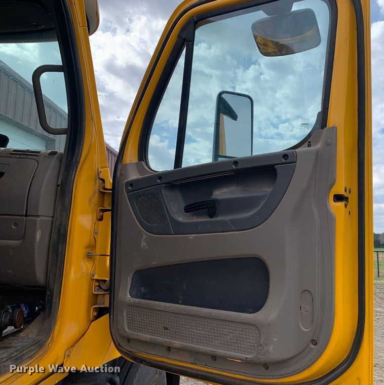 image for item LI9223 2011 Freightliner Cascadia  semi truck