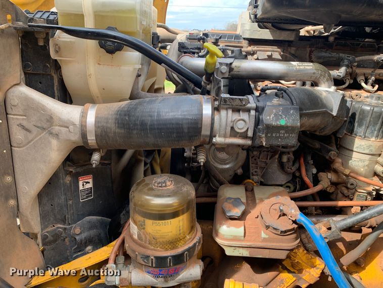 image for item LI9223 2011 Freightliner Cascadia  semi truck