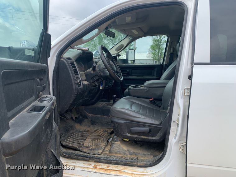 image for item LI9230 2018 Dodge Ram 5500HD  Crew Cab truck cab and chassis