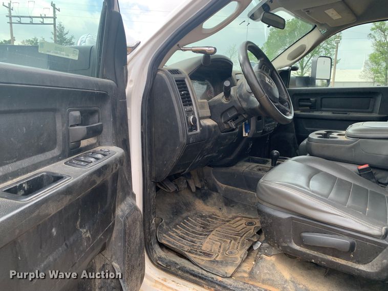 image for item LI9230 2018 Dodge Ram 5500HD  Crew Cab truck cab and chassis