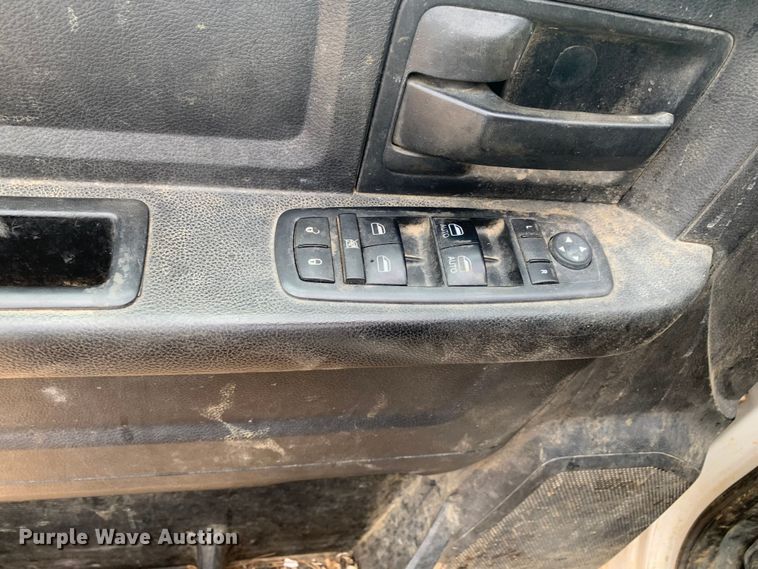 image for item LI9230 2018 Dodge Ram 5500HD  Crew Cab truck cab and chassis