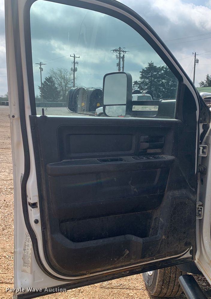 image for item LI9230 2018 Dodge Ram 5500HD  Crew Cab truck cab and chassis