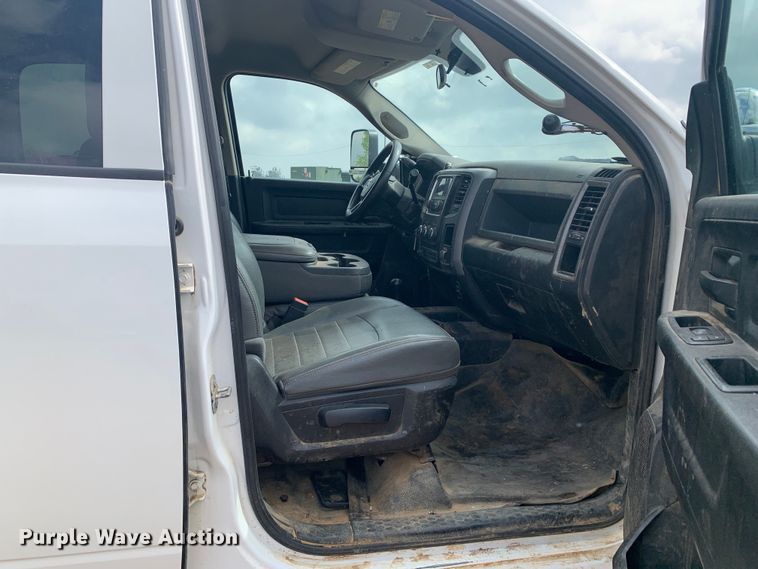 image for item LI9230 2018 Dodge Ram 5500HD  Crew Cab truck cab and chassis