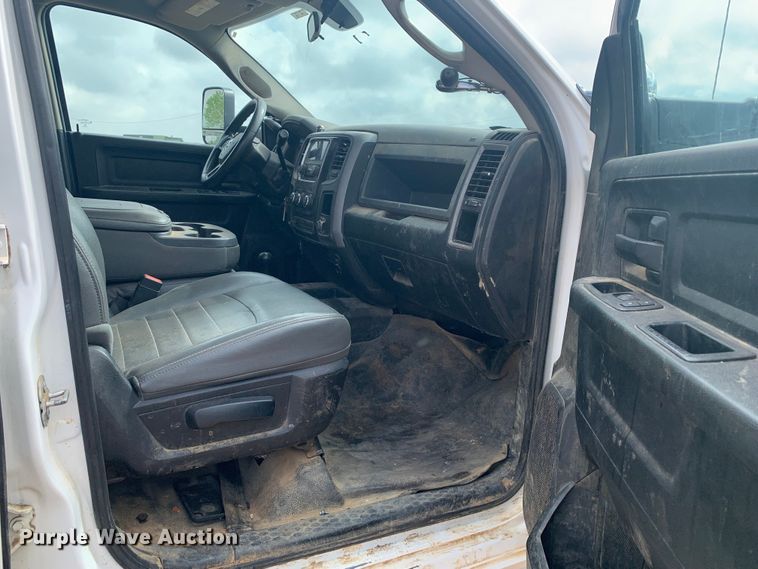 image for item LI9230 2018 Dodge Ram 5500HD  Crew Cab truck cab and chassis