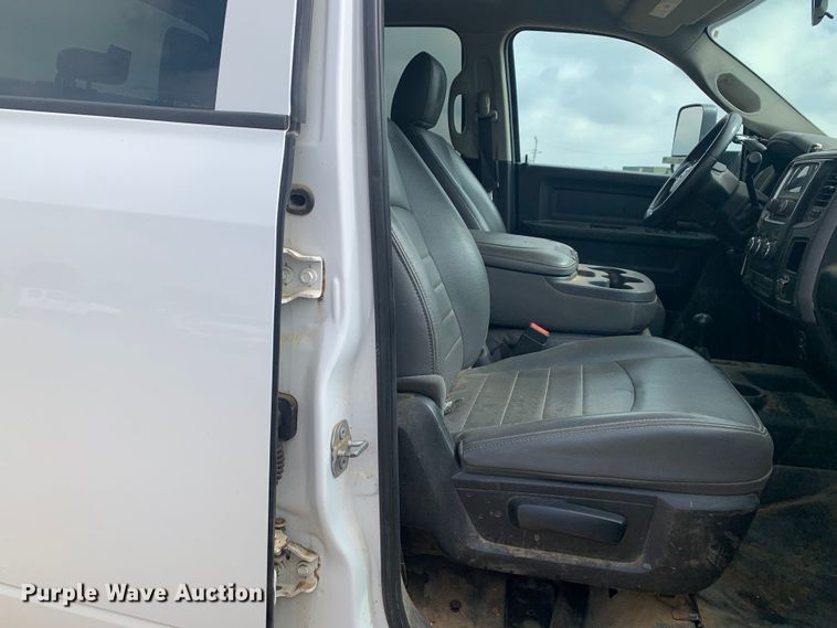 image for item LI9230 2018 Dodge Ram 5500HD  Crew Cab truck cab and chassis