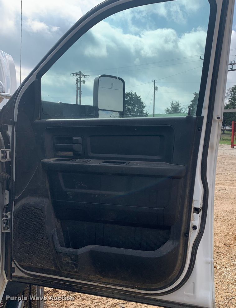 image for item LI9230 2018 Dodge Ram 5500HD  Crew Cab truck cab and chassis