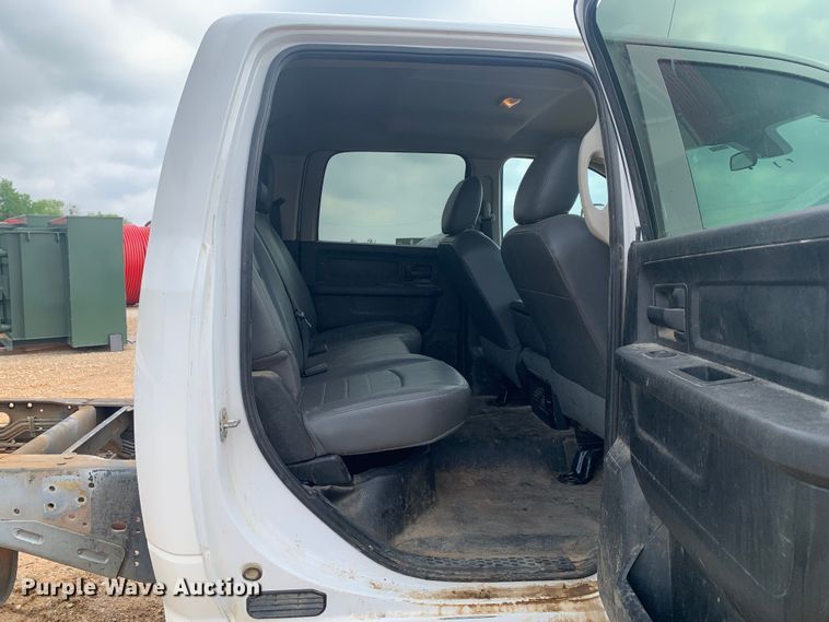 image for item LI9230 2018 Dodge Ram 5500HD  Crew Cab truck cab and chassis