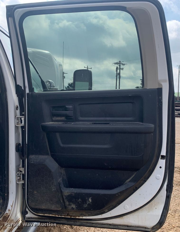 image for item LI9230 2018 Dodge Ram 5500HD  Crew Cab truck cab and chassis