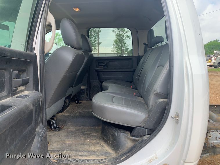 image for item LI9230 2018 Dodge Ram 5500HD  Crew Cab truck cab and chassis