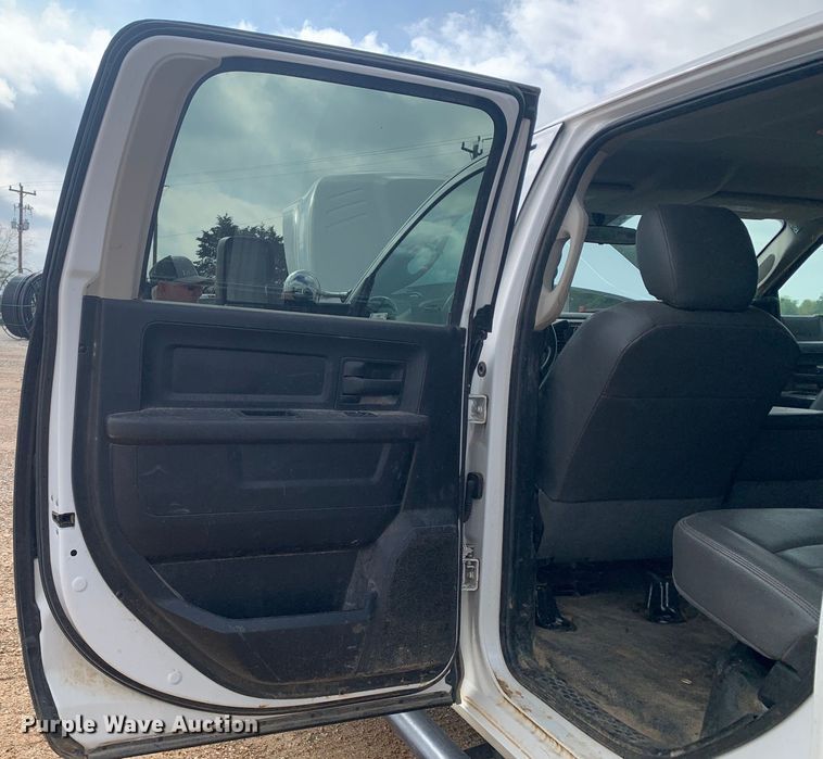 image for item LI9230 2018 Dodge Ram 5500HD  Crew Cab truck cab and chassis