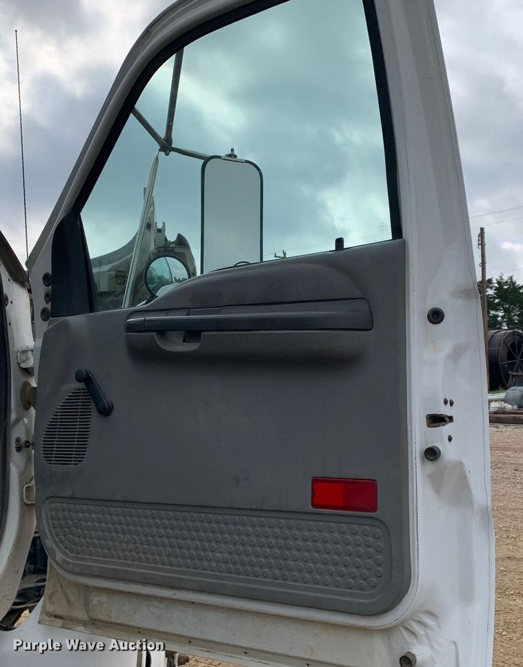 image for item LI9232 2008 Ford F650 Super Duty  truck cab and chassis