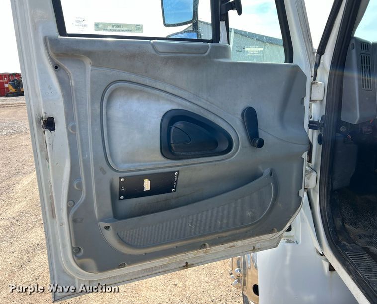 image for item LI9579 2007 International 4300  rollback truck