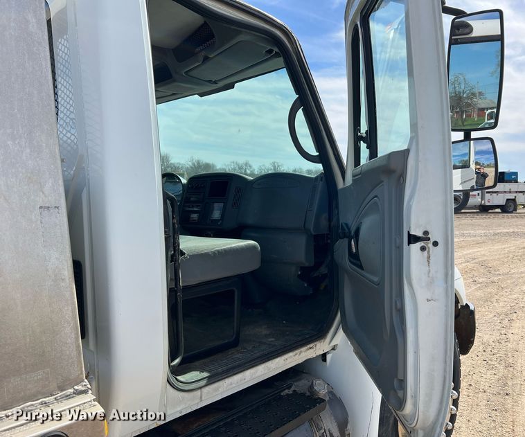 image for item LI9579 2007 International 4300  rollback truck