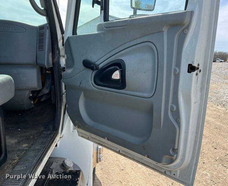 image for item LI9579 2007 International 4300  rollback truck